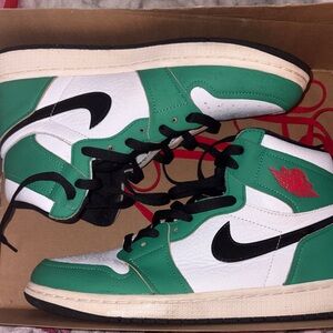 Women’s Nike sneakers